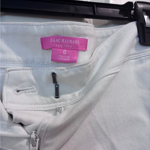 Isaac Mizrahi White Scalloped Hem Shorts - Picture 2 of 5